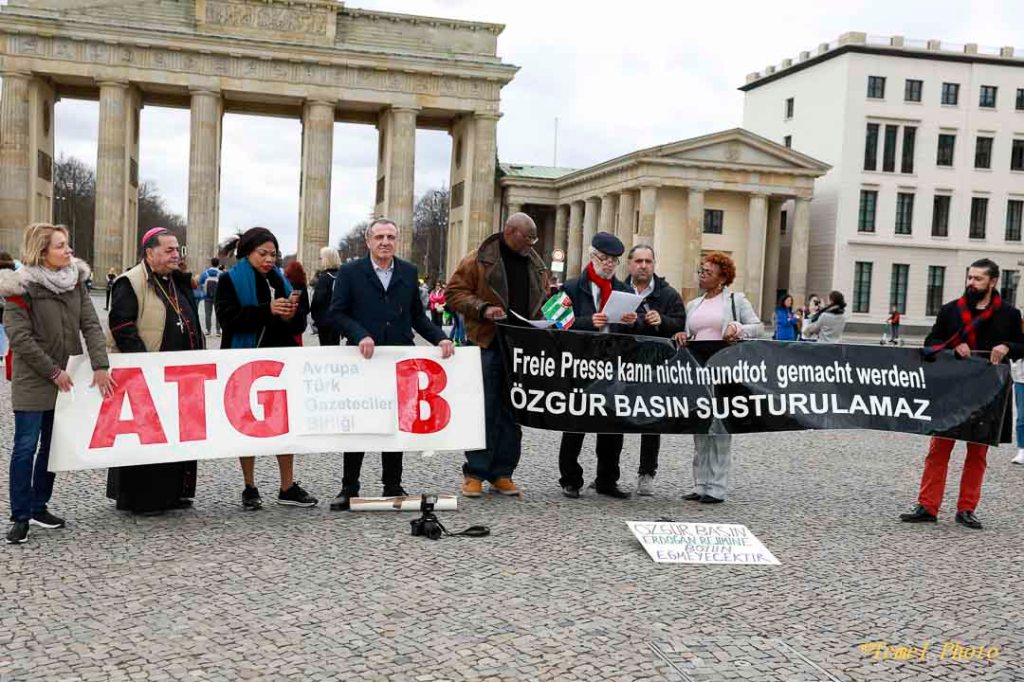 Türkiye’deki gazeteci tutuklamalarına protesto